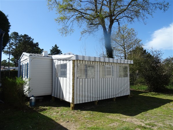 Mobil-home dans camping sur la côte vendéenne - Terrasse couverte et fermée - A St Jean de Monts
