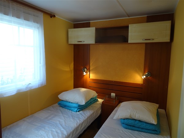 Mobil-home dans camping sur la côte vendéenne - Chambres avec 2 lits simples et volets roulants - Mer et Soleil Vendée