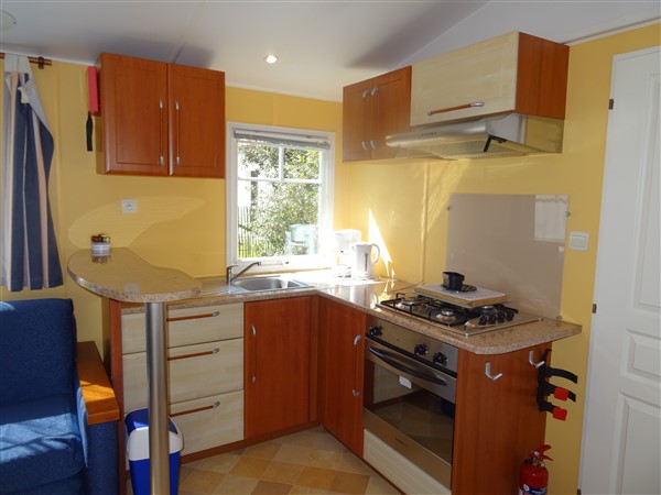 Camping sur la côte vendéenne - Mobil-home avec coin cuisine équipé - Mer et Soleil Vendée