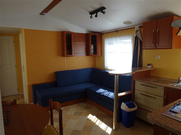 Mobil-home dans camping sur la côte vendéenne - Coin salon avec télévision - Mer et Soleil Vendée