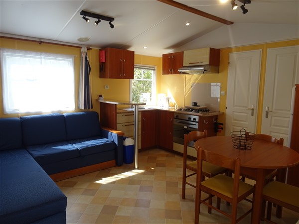 Mobil-home dans camping sur la côte vendéenne - Grand salon séjour avec climatiseur mobile - Mer et Soleil Vendée