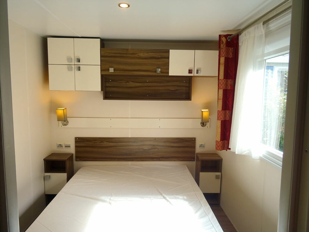 Chambre parentale avec lave-linge dans le dressing - Lit queen size et volets roulants - Mer et Soleil Vendée