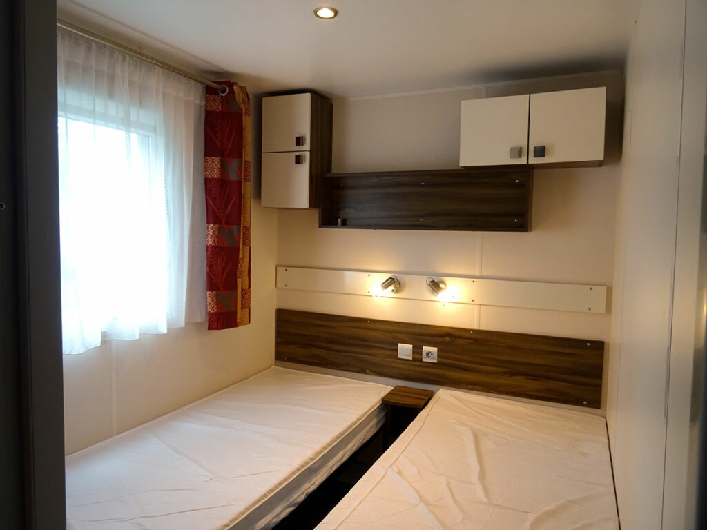 Chambre avce 2 lits simples - Volets roulants - Location près des plages - St Jean de Monts côte vendéenne