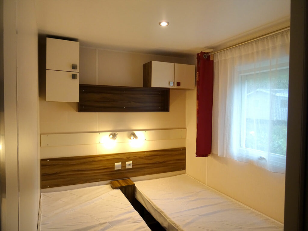 Chambre avec 2 lits simples dans mobil-home climatisé - Location près des plages à St Jean de Monts - Camping La Yole****