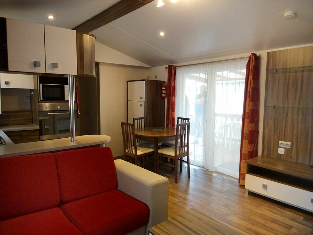 Espace repas mobil-home climatisé - Location près des plages - A St Jean de Monts littoral vendéen - Mer et Soleil Vendée