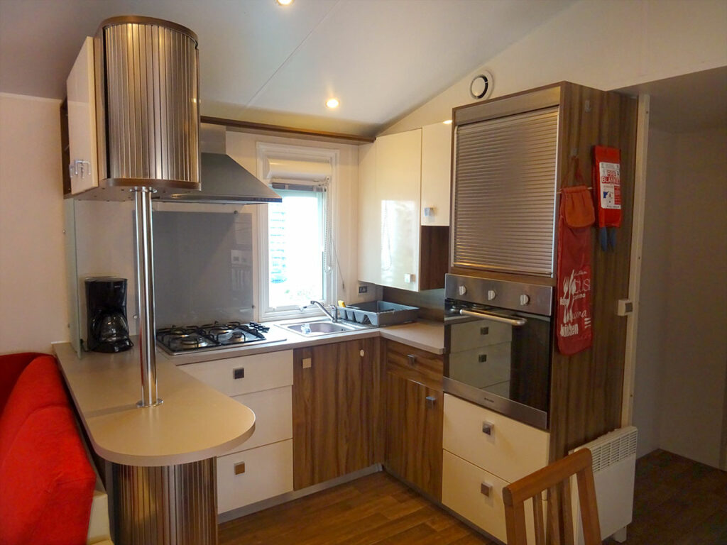 Coin cuisine équipé avec four et lave-vaisselle dans mobil-home climatisé - Location près des plages de St Jean de Monts - Camping La Yole****