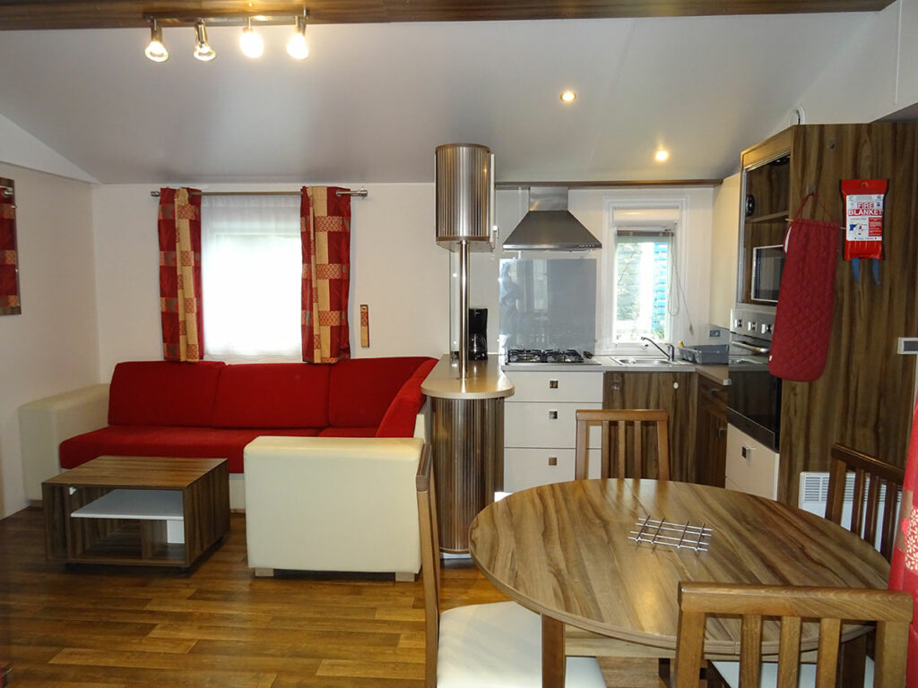 Grand salon séjour dans mobil-home avec climatisation et lave-linge -Location près des plages de St Jean de Monts - Accès piscines inclus