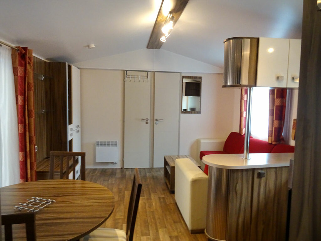 Coin salon avec TV dans mobil-home climatisé - Location près des plages côte vendéenne - Mer et Soleil Vendée